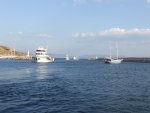 Le Caïque se gare à l'abri de la jetée Ouest, loin du centre du quai qui se rempli de chalutiers... Pas de chance... maintenant les arrivants vont gagner la partie Ouest du quai... en plein sur la route du malheureux caïque {JPEG}