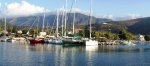 2014, le quai NE réservé à quelques bateaux ventouses locaux... A l'angle, le bateau blanc, mouillé à l limite (extrême limite) des hauts fonds {JPEG}