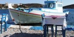 Lipso (Dodécanèse) bateau de promenade aux pieds du restaurant {JPEG}