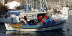 Castellorizo, barque de pêche devant les voiliers au cul des restaurants {JPEG}