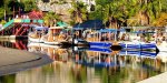 Barques de promenades à Andriaki, côte lycienne en Turquie. En arrière plan les vestiges des greniers d'Hadrien (2.500 ans) {JPEG}