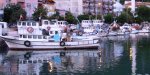 Mardi, à Esenkoy, 5 H du matin, les bateaux de pêche laissent la place {JPEG}