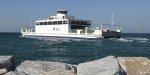 Départ de ferry... ils sont véritablement très proches {JPEG}