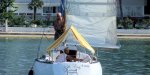  Cihangir nous frime, tout à la voile, et Aila à la manoeuvre {JPEG}