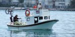 Et eux aussi nous friment le nom du bateau : Sahin, signifie « faucon » {JPEG}