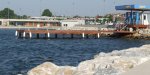 Le ponton de la station de carburant, exposé au clapot... {JPEG}
