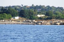 Teos vestiges de l'ancien môle cyclopéen. On mouille devant