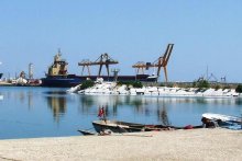 Vu du fond su port interne, l'épi et en arrière plan, les docks de chargement du marbre