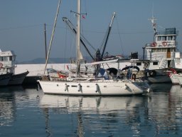 Paré à mouiller, à droite les chalutiers qu quai W, amarrés sans ancre