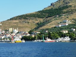 Les passes d'entrée, à gauche le quai SW et les chalutiers, à droite l'épi SE et les coastguards