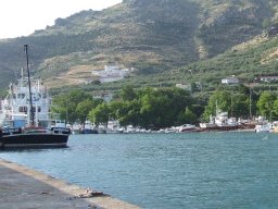 Depuis le môle SW, et ses chalutiers, masquant le quai d'accueil à l'opposé