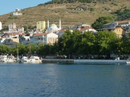 Le quai d'accueil des bateaux de passage (partie blanche)