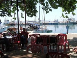 Coopérative de pêcheurs de Marmara, le bateau au cul du quai du bistrot des pêcheurs