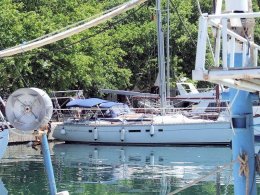 Coopérative de pêcheurs de Marmara, le bateau au cul du quai du bistrot des pêcheurs