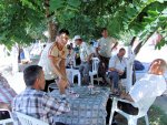 Les patrons des grands chalutiers sortent la nappe pour nous recevoir {JPEG}