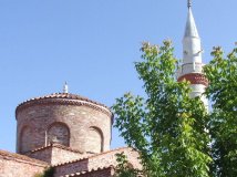 Zeytinbagi : la coupole byzantine et le minaret, les cultures grecques et ottomanes mélangées.